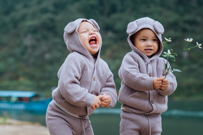 2 con Hồ Ngọc Hà amp;#34;giày xéoamp;#34; túi hàng hiệu của bà và mẹ, dân mạng nhìn amp;#34;xót củaamp;#34; giùm - 1