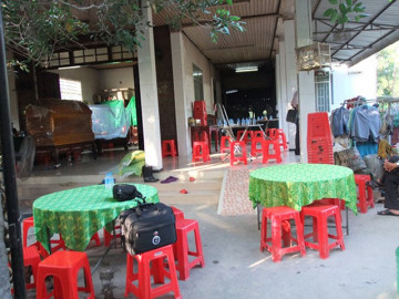 Không mua xe cho con gái, chồng bị vợ dùng kéo đâm tử vong