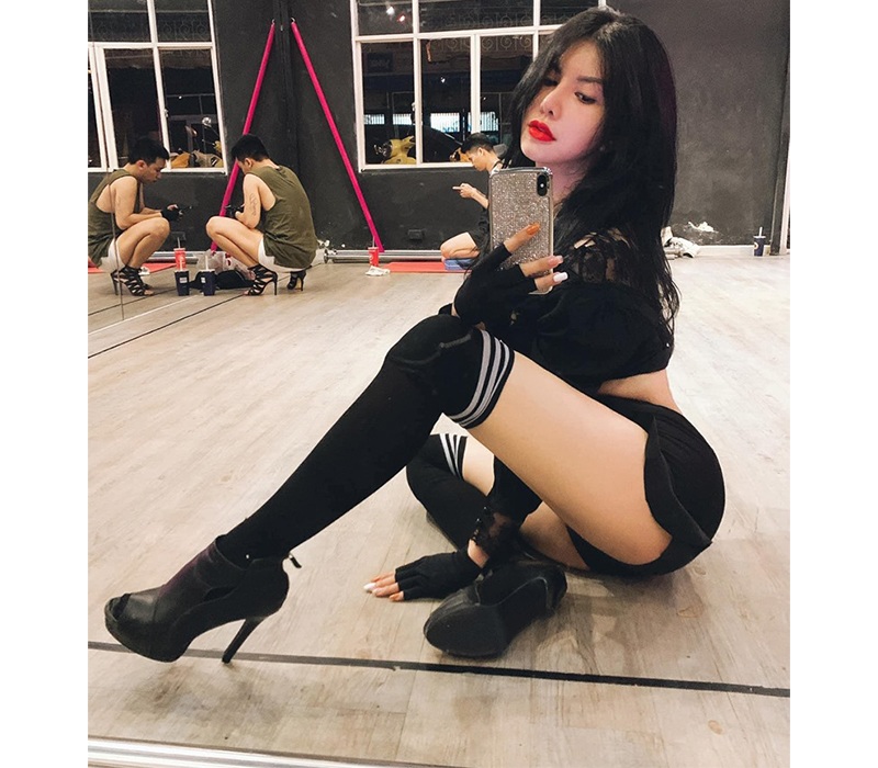 Nói về công dụng của bài tập twerking, Ngọc Loan cho biết: "Twerking là một điệu nhảy tập trung vào các rung động của phần vòng 3, hông và lưng.  Twerking giúp cơ mông trở nên săn chức và đẩy lên cao hơn, tạo thành vòng 3 to tròn, gợi cảm.”
