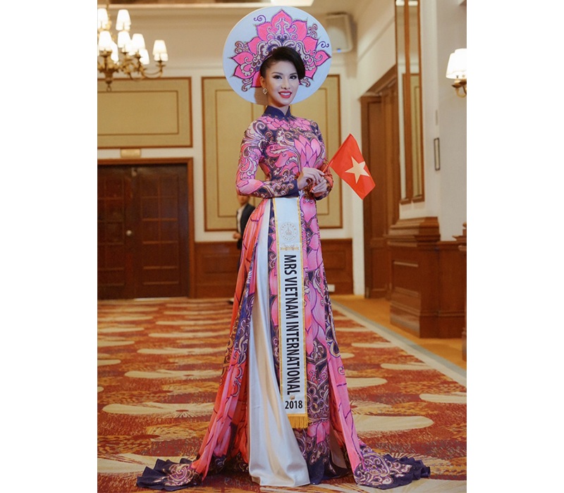 Cụ thể, cô là đại diện của Việt Nam tại Hoa hậu Quý bà Quốc tế 2018 và đăng quang ngôi vị cao nhất. Trước đó, người đẹp Sài thành lọt Top 5 Hoa hậu du lịch 2008, Top 5 Nữ hoàng doanh nhân 2015, là á hậu cuộc thi Hoa hậu Quý tộc Thế giới 2017.

