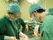 Bà bầu - Đang khâu vết mổ, bác sĩ giật mình vì mẹ bầu hét lên: "Chờ chút, còn nữa..."