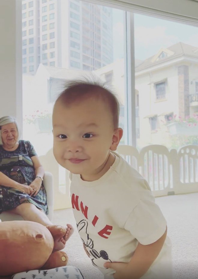 Sao Việt 24h: Leon bị Hồ Ngọc Hà bóc mẽ mắt mí lót mà cứ thích trợn lên doạ người - 1