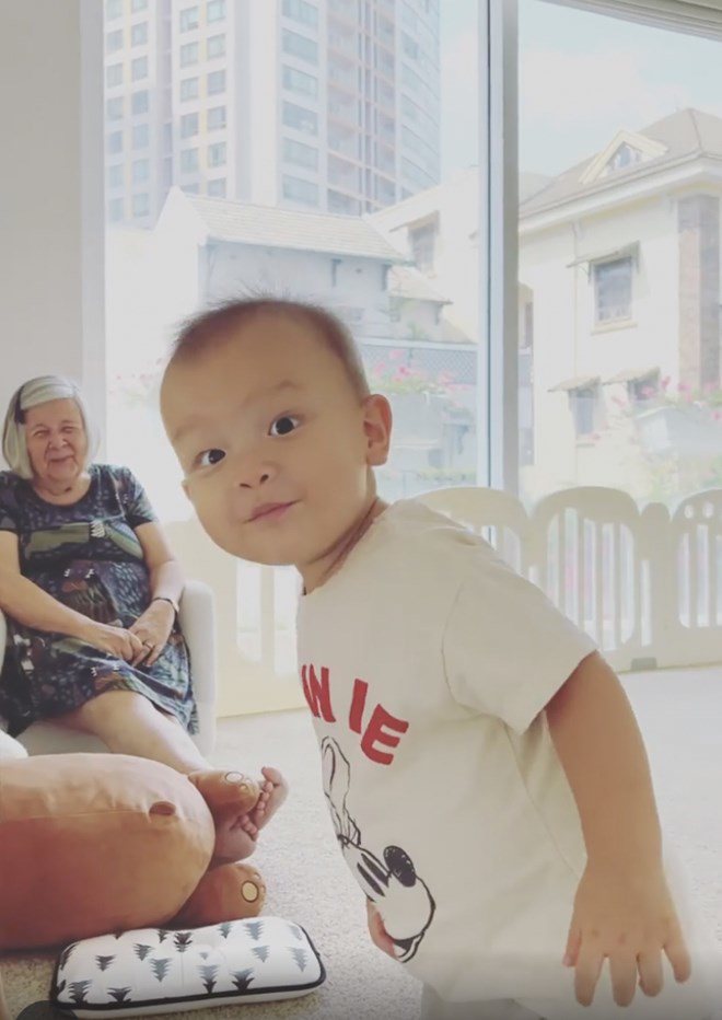 Sao Việt 24h: Leon bị Hồ Ngọc Hà bóc mẽ mắt mí lót mà cứ thích trợn lên doạ người - 2