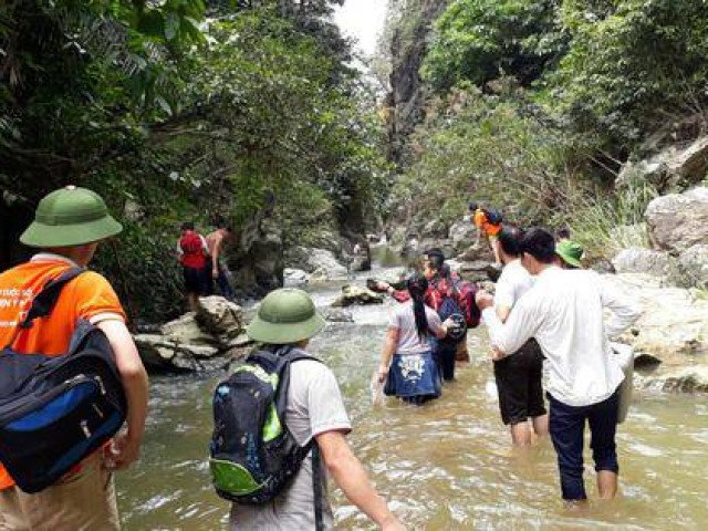 Kỳ bí hang cá thần Văn Nho giữa đại ngàn