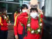 Tin tức - Hình ảnh đội tuyển nữ VN rạng rỡ về nước sau khi giành vé vào chung kết World Cup
