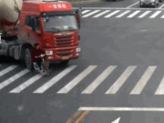 Clip Eva - Clip: Bị xe bồn cuốn vào gầm, người phụ nữ thoát chết thần kỳ