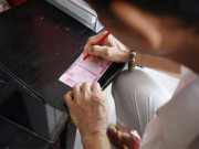 Tin tức - Người đàn ông ở Long An trúng số độc đắc 3 lần, bỗng dưng có tiền tỷ giờ ra sao?