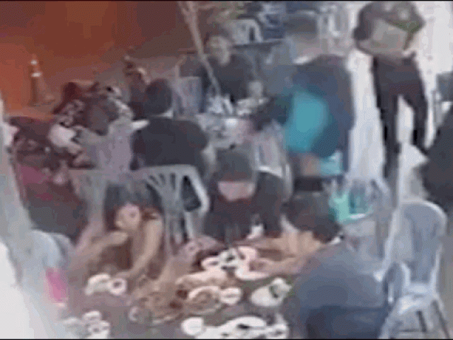 Clip Eva - Xin số không được, thanh niên tức tối đổ bia lên đầu gái xinh