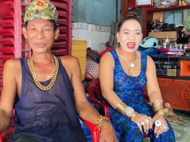 Cặp vợ chồng miền Tây dám làm dám chơi: Đeo 100 cây vàng trên người, tiết lộ quá khứ nghèo