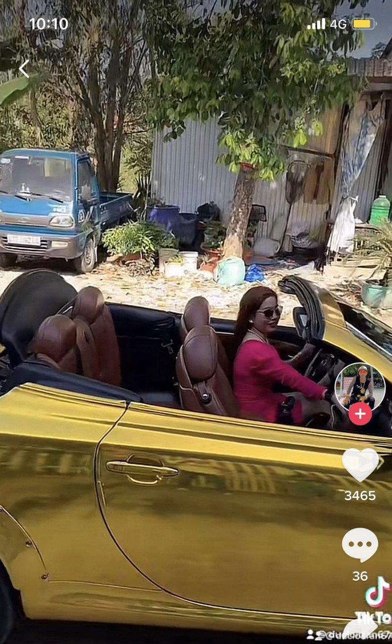 Chiếc Lexus mui trần thu hút sự chú ý của nhiều người