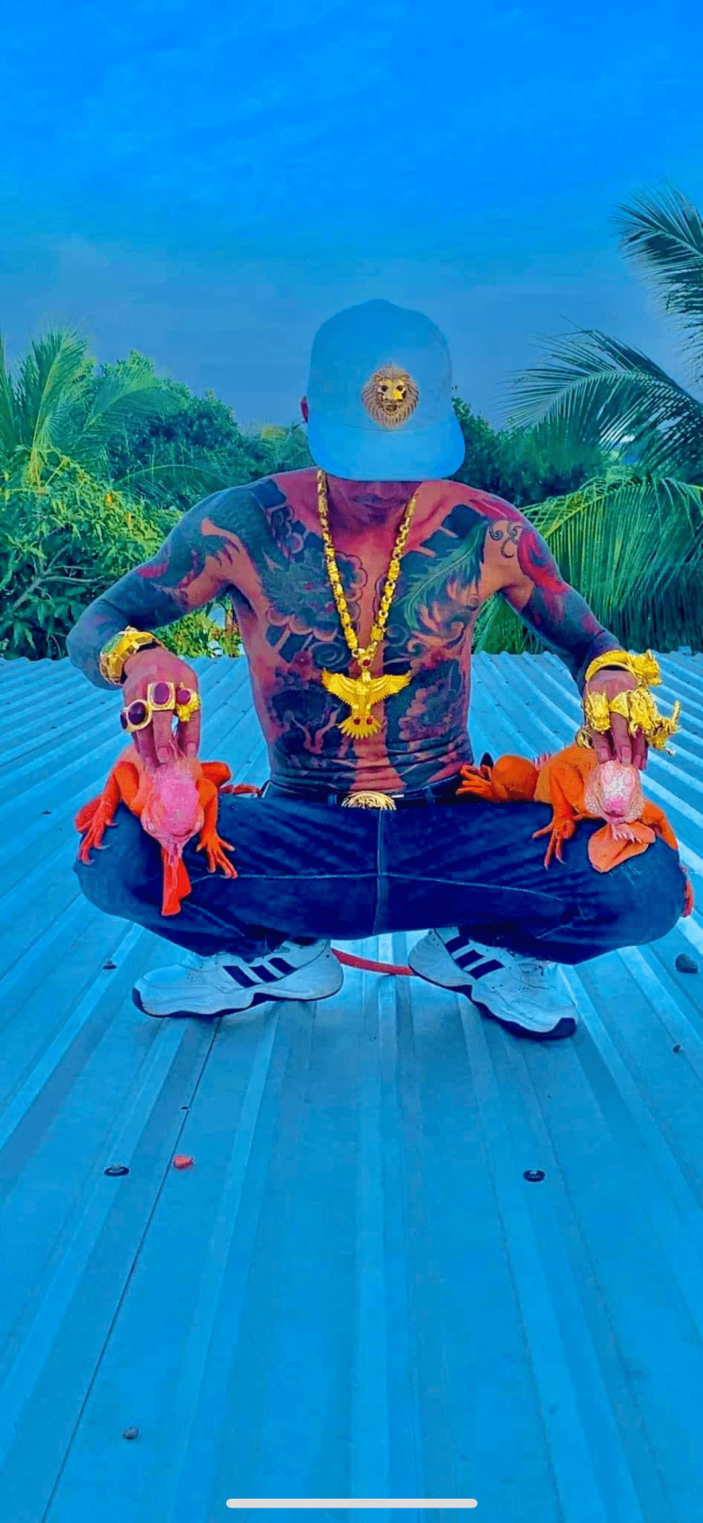 Anh Lợi chụp hình bên những chú Rồng Nam Mỹ. Ảnh FB nhân vật