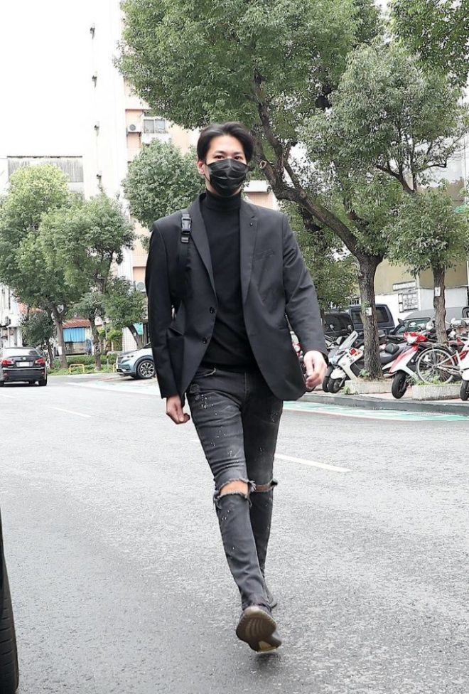 Người mẫu, diễn viên Trần Đức Liệt tới đám tang.