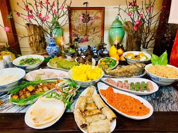 Một mâm cúng rằm tháng Giêng được bài trí trong các đĩa vô cùng bắt mắt và đầy màu sắc