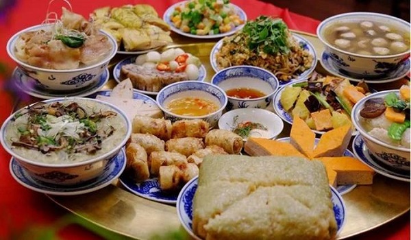 Mâm cúng rằm tháng Giêng đầy đủ và tươm tất với các món ăn truyền thống