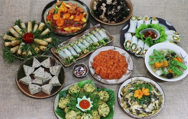 Mâm cỗ chay cúng rằm tháng Giêng với nhiều món cuốn ngon và đẹp mắt