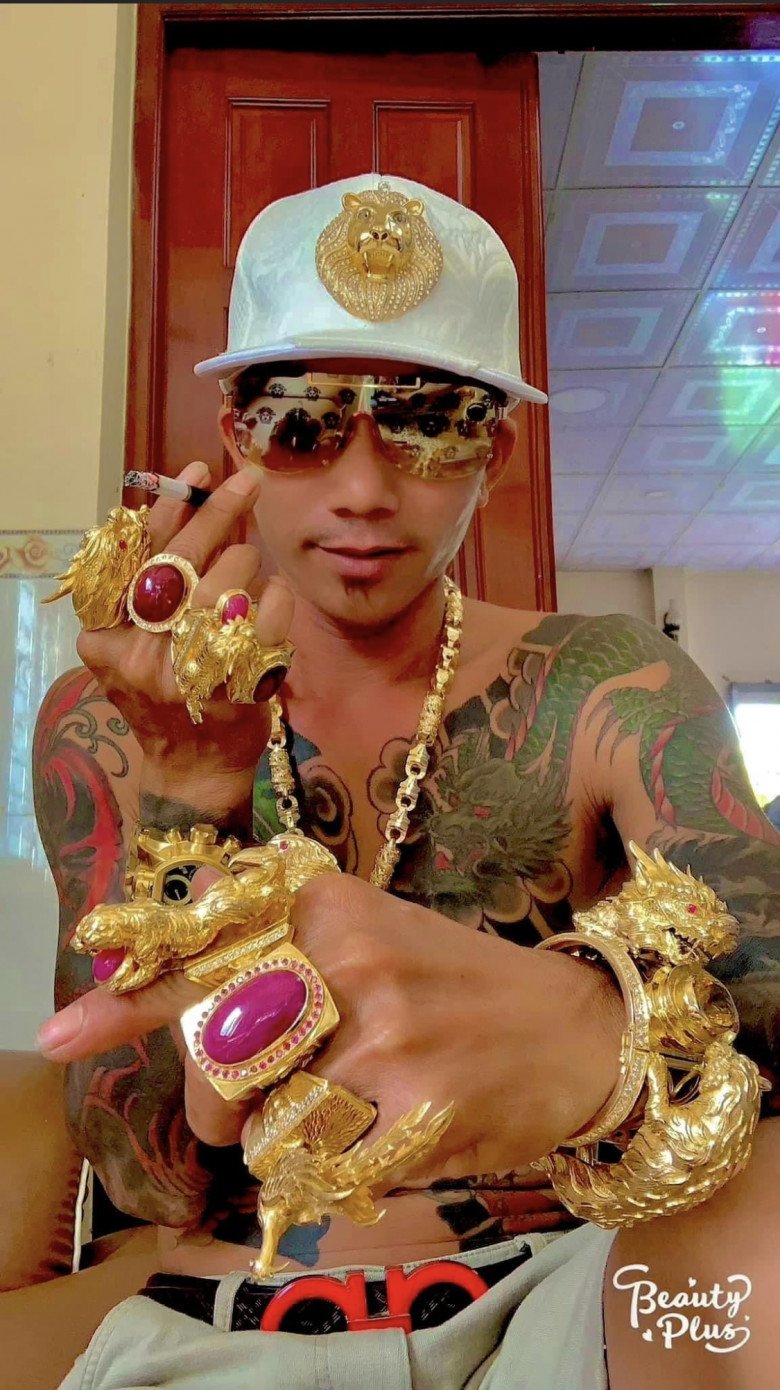 amp;#34;Đại giaamp;#34; An Giang đeo 50 cây vàng trên người, dát vàng cả xe hơi khiến CĐM choáng váng - 3
