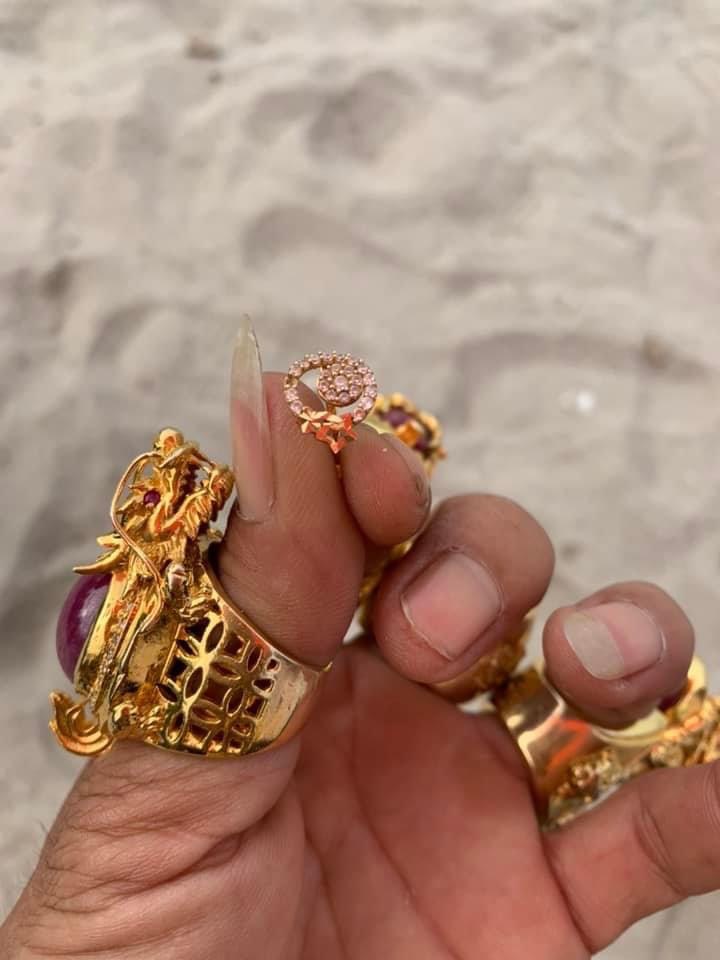 amp;#34;Đại giaamp;#34; An Giang đeo 50 cây vàng trên người, dát vàng cả xe hơi khiến CĐM choáng váng - 5