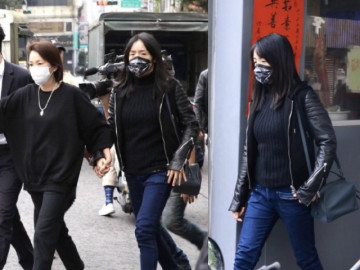 Đám tang đạo diễn Cbiz: Chị đại xứ Đài ngậm ngùi đến viếng, thương nhất là 2 con thơ dại