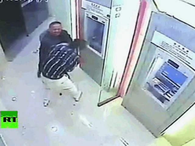 Clip Eva - Clip: Gặp đúng "cao thủ", tên cướp bị người đàn ông đấm gục