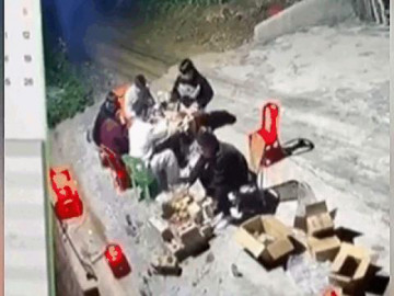  Clip: Bếp nướng thịt phát nổ kinh hoàng, nhiều người hoảng hốt bỏ chạy 