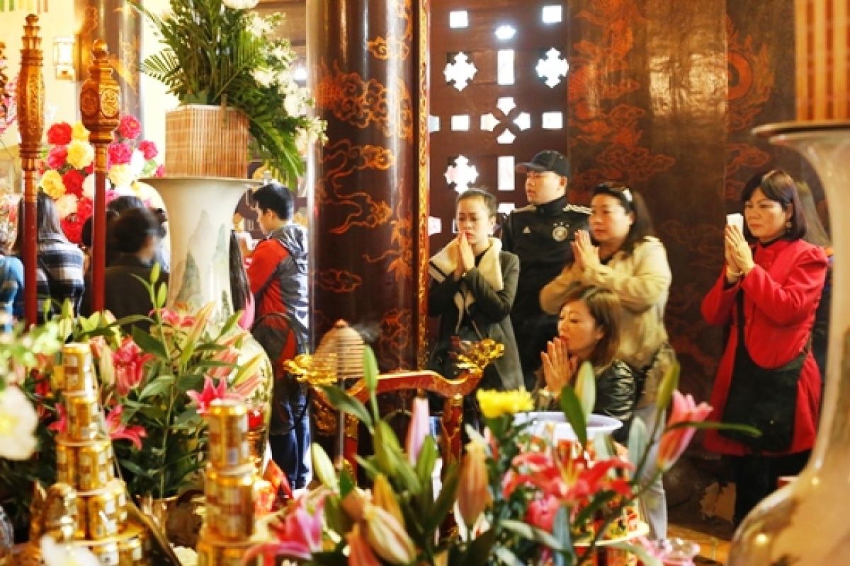 Đi lễ chùa Rằm tháng Giêng không dâng tiền mã, không cài tiền thật vào mâm lễ cúng Phật - 1