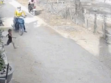  Clip: Người phụ nữ bẻ lái, cứu mạng bé trai lao như bay sang đường 