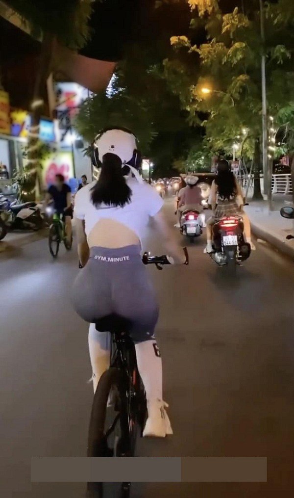 2022 rồi, mặc đồ kiểu này đạp xe ngoài đường, chị em sẽ bị âm điểm duyên dáng - 3