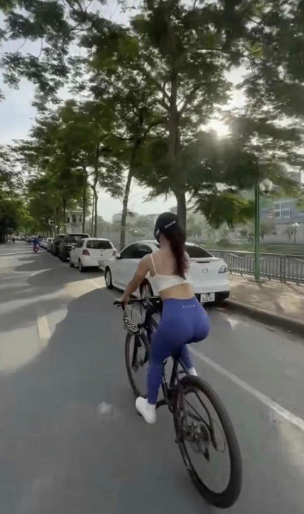 2022 rồi, mặc đồ kiểu này đạp xe ngoài đường, chị em sẽ bị âm điểm duyên dáng - 2