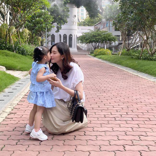 Hoa hậu Đặng Thu Thảo, Hà Kiều Anh, Ngọc Diễm cứ chụp cùng con gái là dân tình tan chảy - 5
