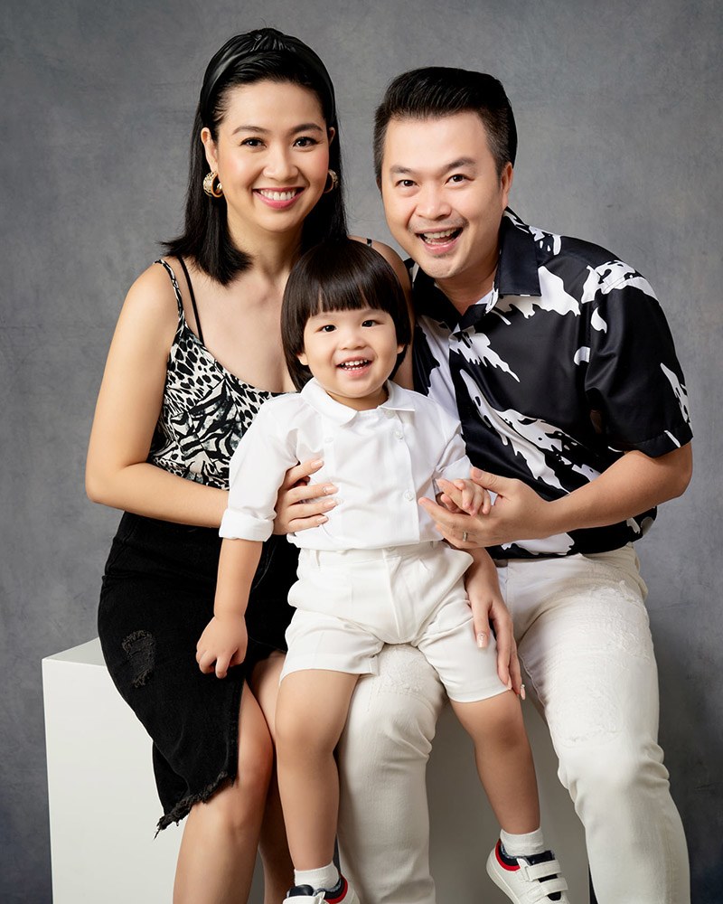 Năm 2014, Lê Khánh lên xe hoa cùng diễn viên Tuấn Khải. Không lâu sau, cô và chồng chào đón con trai đầu lòng đặt tên là Tuấn Khang. Lê Khánh mãn nguyện khi có tổ ấm đủ đầy, cuộc sống cân bằng, hài hoà cả về công việc lẫn hạnh phúc riêng.
