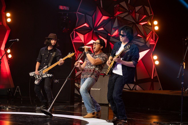 Raw Diamonds trình diễn ca khúc We Dont Play For Free khiến các HLV thích thú. 