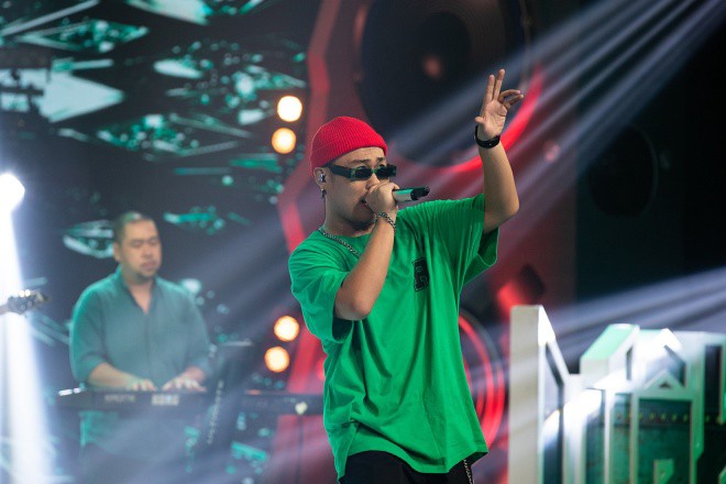 Unlock thể hiện ca khúc Đông chí vui tươi nhưng bị nhận xét không phù hợp để đi thi.