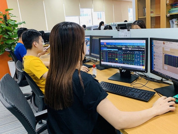 Chị em văn phòng mới "dấn thân" chơi chứng khoán: Tránh xa 4 điều này để không mất tiền oan