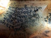 Xem ăn chơi - Chiêm ngưỡng những ký tự cổ trong lòng động Phong Nha