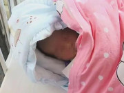 Bà bầu - Chồng hớn hở nghe tin vợ đẻ con trai, đến lúc y tá trao con thì "há hốc miệng"