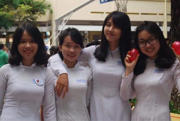 Nhan sắc rực rỡ từ khi còn ngồi ghế nhà trường. 