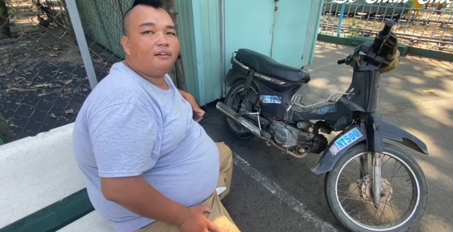 Anh Võ Quốc Thắng và chiếc xe máy cũ kỹ.