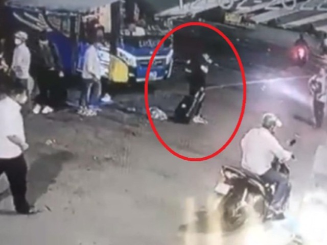 Tin tức 24h: Xót xa hình ảnh mẹ nam sinh mất tích khi nhận tin thi thể con trên sông