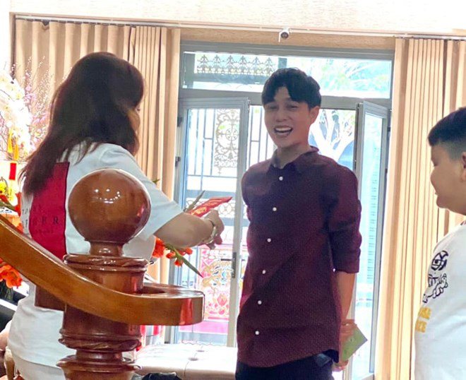 iLê Giang và con rể tương lai lì xì cho nhau khiến Lê Lộc sung sướng, dụ bạn trai đưa cô giữ./i