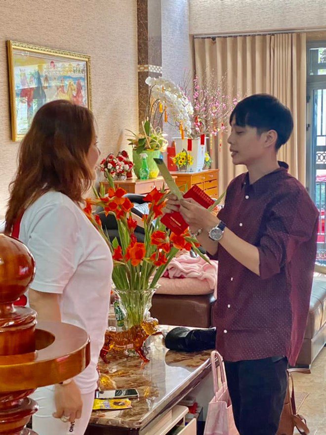 Cô cũng vui khi người yêu lì xì mẹ mình và thốt lên: Có lộc rồi mẹ ơi.