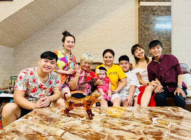 Tâm điểm là cặp đôi Lê Lộc - Tuấn Dũng đang xoắn lấy nhau, tay đan tay.