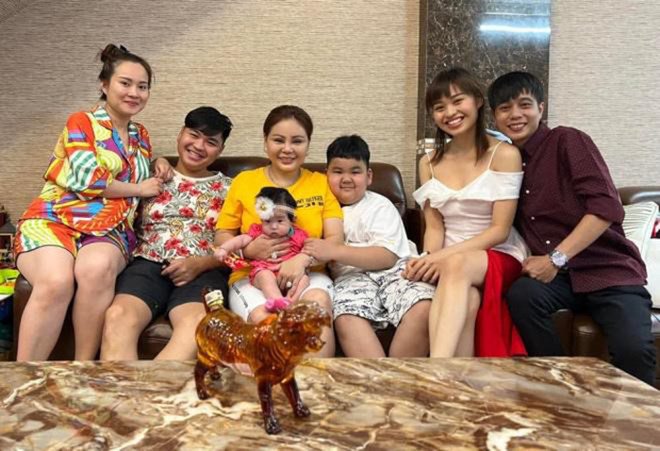 Khoảnh khắc ấm áp của Lê Giang bên con cháu ngày Valentine.