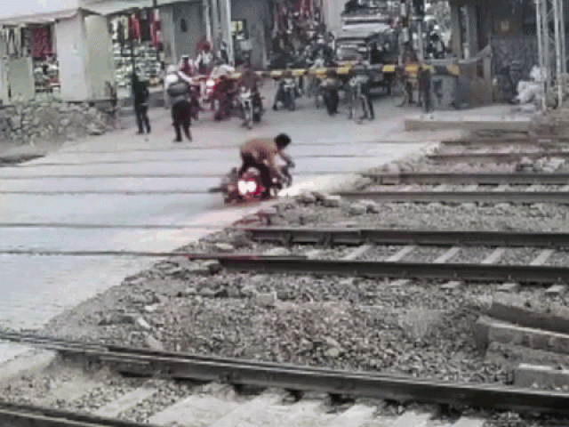 Clip Eva - Clip: Thần chết ngủ quên, thanh niên thoát chết ngay trước đầu tàu hỏa