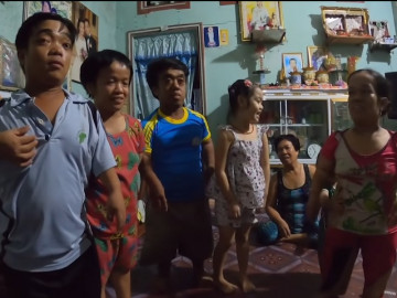 Gia đình có nhiều người tí hon nhất miền Tây: Sống lạc quan, vui vẻ và không bon chen