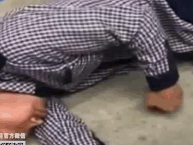 Clip Eva - Clip: Sàm sỡ bé gái bị bắt quả tang, gã biến thái giả chết giữa phố