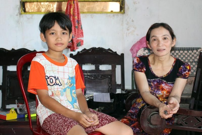 Hai mẹ con chị Phượng.