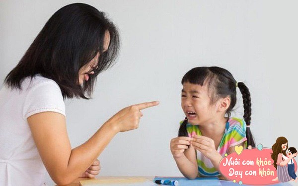 So với con trai, các bé gái có tâm hồn nhạy cảm hơn, nếu cha mẹ chỉ tập trung mắng mỏ, trách móc thay vì nhẹ nhàng dạy dỗ, trẻ sẽ dễ trở nên rất nhąy ᴄảm và tự ti.