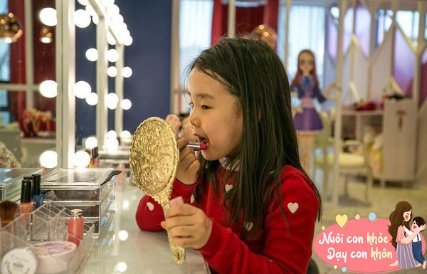 Cha mẹ nên hạn chế cho các bé gái ăn mặc quá xinh đẹp hoặc trang điểm sớm.