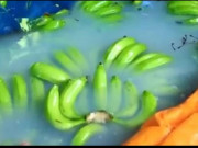 Tiêu dùng - Tiểu thương chỉ điểm cách nhận biết chuối nhúng hóa chất để ép chín "dễ như trở bàn tay"