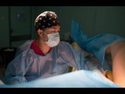 Bà bầu - Đang bế con mới sinh, chồng sản phụ đột nhiên nhìn bác sĩ hét toáng: "Anh đang làm gì đó?"